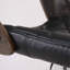 Tabouret de bar pivotant de style américain, hauteur réglable, revêtement noir et dossier en chêne vieilli à motif losanges, pour une utilisation au comptoir.