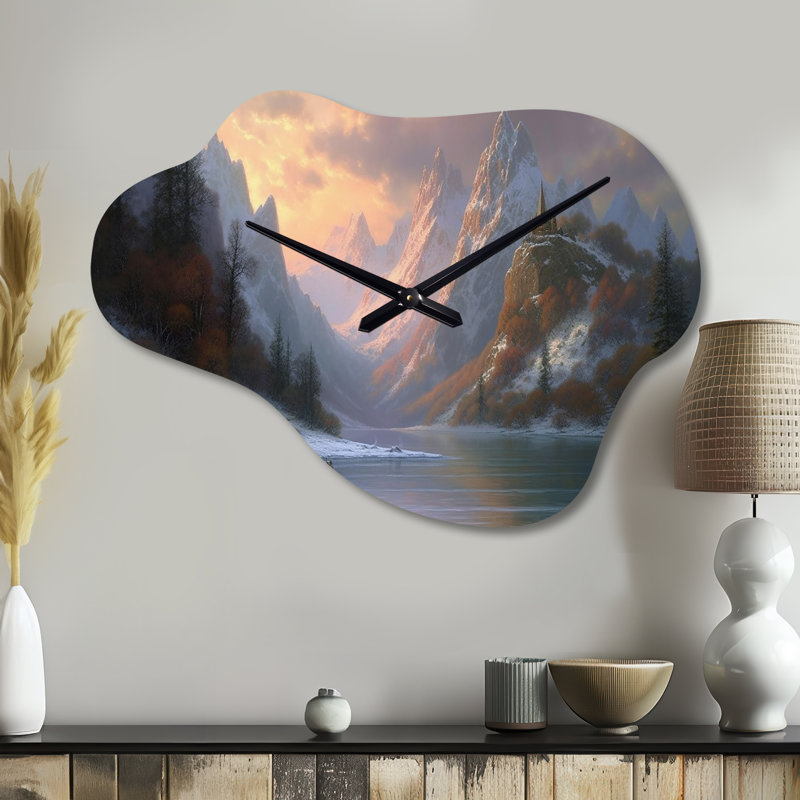 Tôt le matin, vue sur le lac et les montagnes - Horloge en métal de forme irrégulière blanche, horloge murale asymétrique traditionnelle