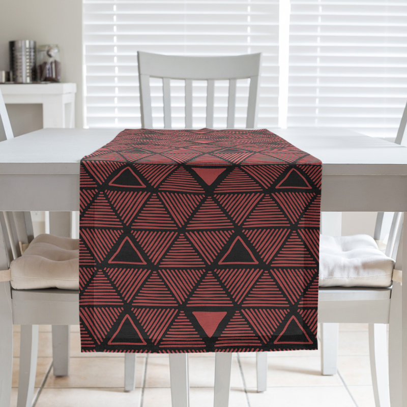 Chemin de table à triangles dessinés à la main Classic, 16 po x 72 po, Rouge clair / noir