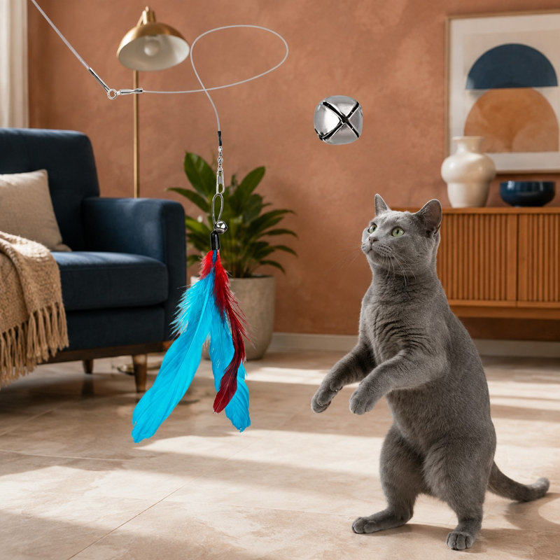 Ce kit de jouet interactif à plumes comprend 2 baguettes rétractables et 10 embouts de rechange avec des recharges de clochettes, formant un dispositif de capture et d'exercice pour les chatons.
