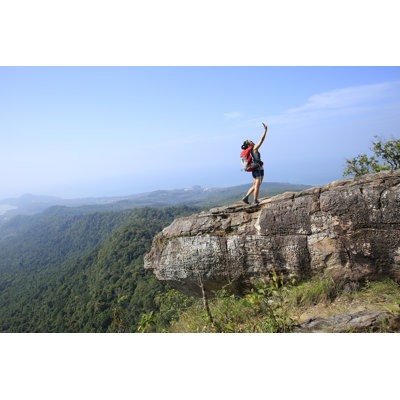«Young Woman Hiker» par Lzf - Photographie sur toile tendue