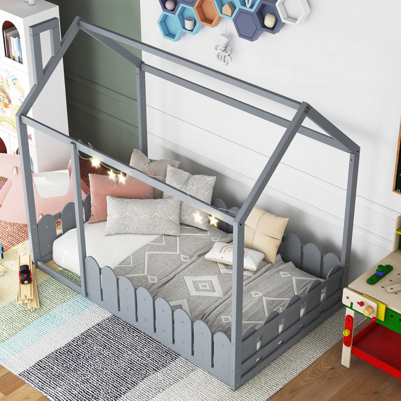 Structure de lit en bois avec clôture, gris
