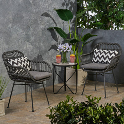 Chaises en faux rotin tissé avec coussins Rodney (ensemble de 2)