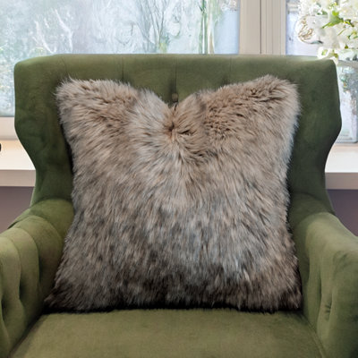 Grand choix de coussins décoratifs en fausse fourrure Thomas Collection® Desert Wolf