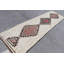 Tapis de couloir turc rétro tissé à la main avec un motif géométrique dans des couleurs neutres comme le brun crème et le motif rouge en laine