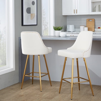Tabouret de comptoir à hauteur fixe en métal doré et similicuir blanc avec garniture cloutée dorée et repose-pieds carré en métal doré - ensemble de 2
