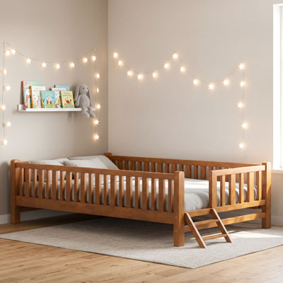Lit plateforme simple en bois avec garde-corps et lattes