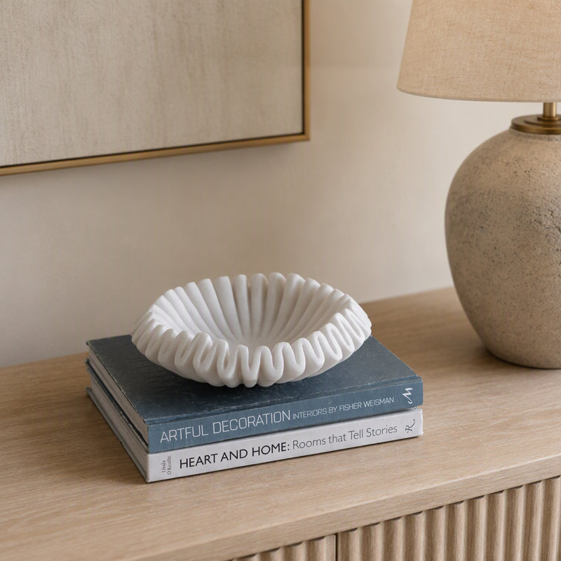 Bol ondulé en sable et résine de 34 x 9 cm (13,5 x 3,5 pouces) avec une finition blanche texturée, idéal pour une décoration moderne et naturelle.