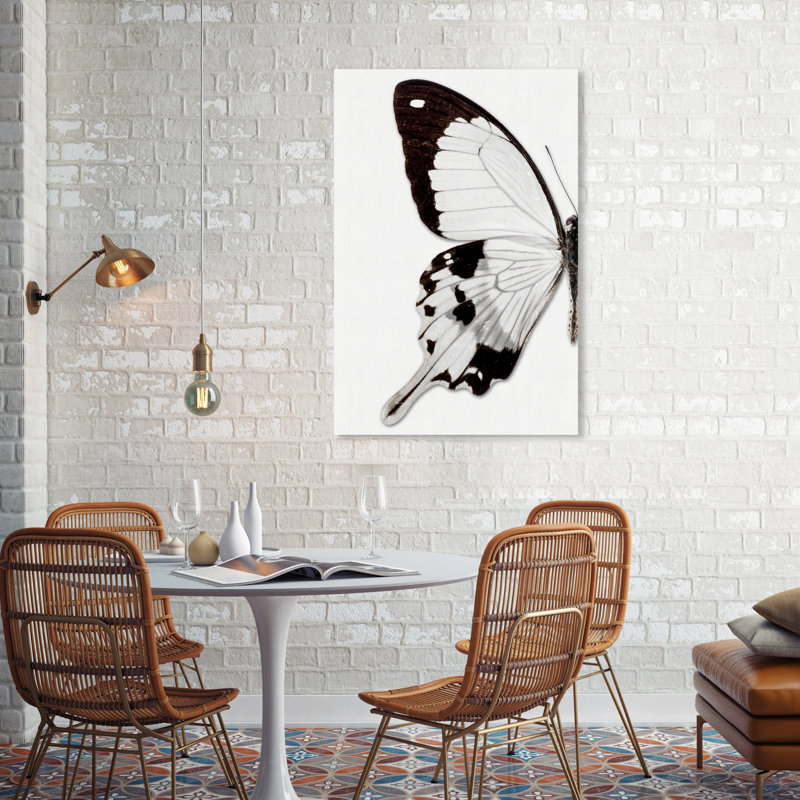 Papillon monochrome I - photographie sur toile, H 36 po x l 24 po
