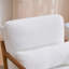 Méridienne de style moderne médiéval Coussin de siège à rembourrage doux, structure en bois massif, style polyvalent, soutien lombaire confortable, accoudoirs en chêne et revêtement blanc cassé-1422759307-1422759310