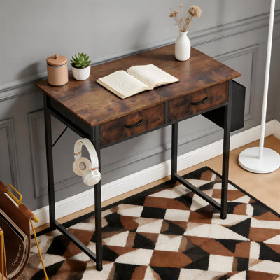 Ce bureau d'ordinateur brun minimaliste de style champêtre comprend des tiroirs, un crochet pour sac latéral, des crochets pour casque d'écoute et des pieds réglables, ce qui le rend idéal pour le bureau et les jeux.