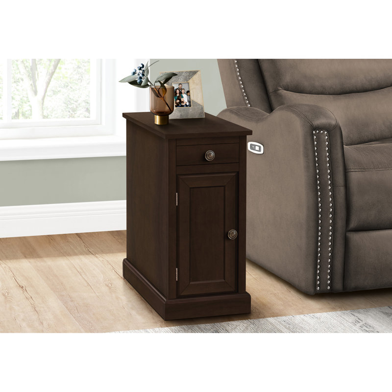 Table de bout traditionnelle dans le salon avec plateau de rangement et placard brun