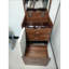 Bureau de meuble-lavabo pratique en noyer avec espace de rangement et tabouret confortable au design compact et moderne