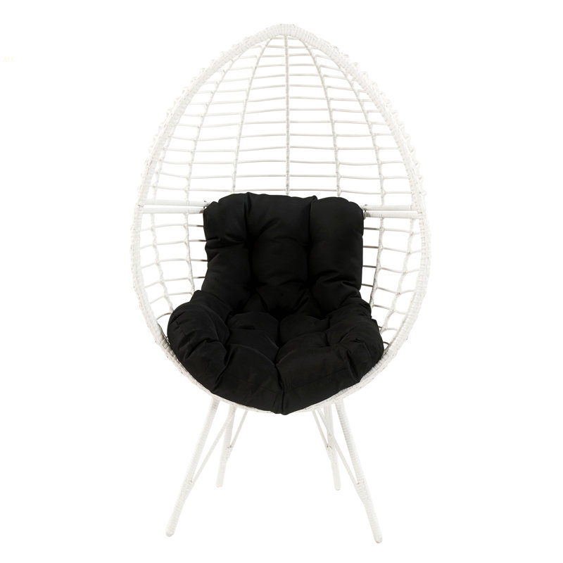 Chaise de patio noire et blanche avec coussin amovible