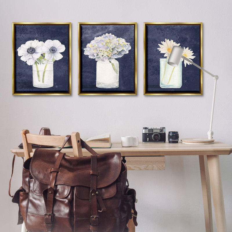 Ensemble de 3 toiles à motif de bouquets de fleurs bleu marine par James Wiens, Cadre flottant métallique doré