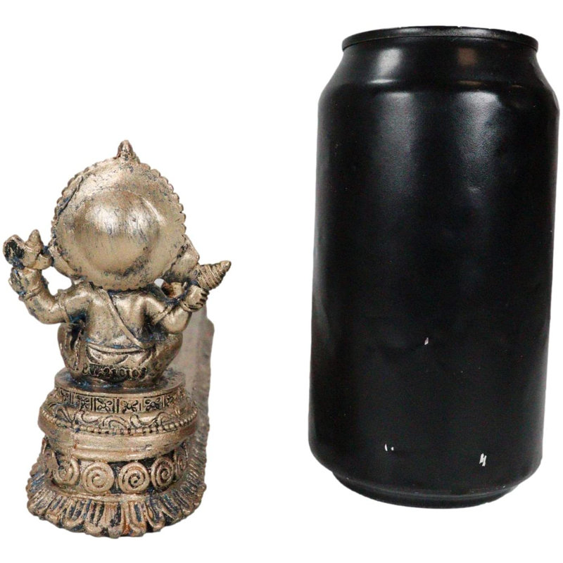 Statue de dieu Ebros Ganapati Ganesha assis sur un piédestal