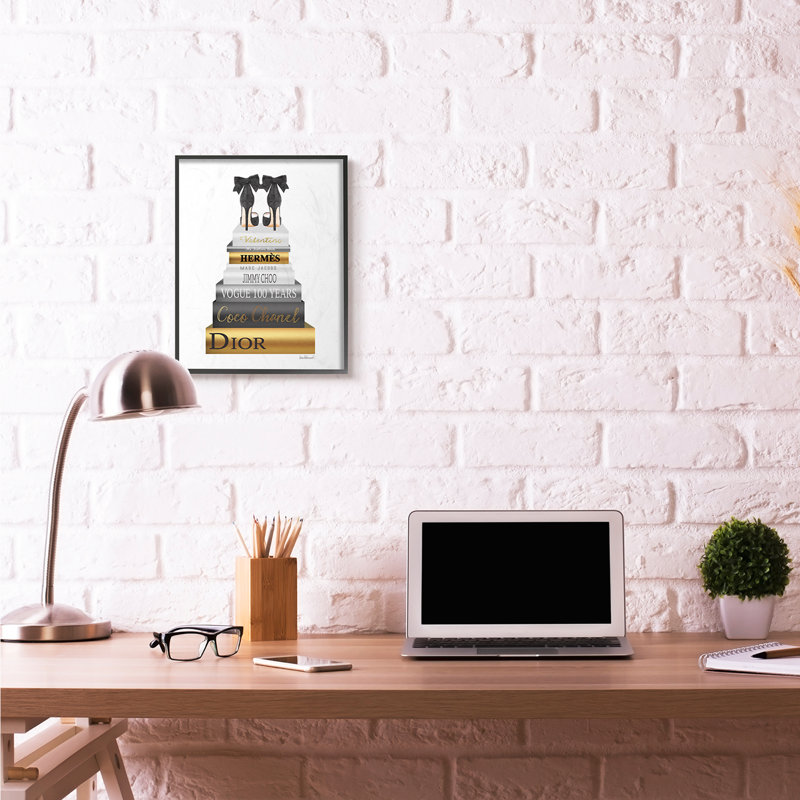« mode designer chaussures bookstack black gold », impression, H 20 po x l 16 po, Giclée encadrée noir minuit