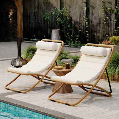 Ensemble de 2 chaises longues d'extérieur pliantes en rotin avec coussins épais et appui-tête amovible, dossier réglable à 2 positions pour le patio et la plage