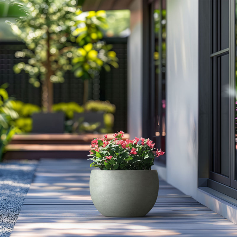 Pot à fleurs en ciment Highwoods, H 10,5 po x l 15 po x P 15 po, Gris sauge