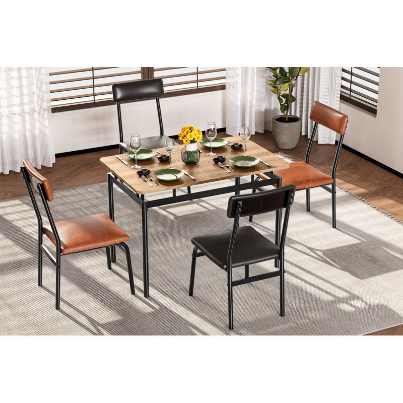Ensemble table et chaises 5 pièces pour 4 personnes, gain de place : table rectangulaire avec 4 chaises rembourrées en PU, structure en métal et plateau en MDF aspect bois brun.
