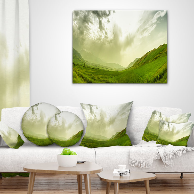 Coussin Meadow Under Clouds, 16 po x 16 po, Coussin décoratif