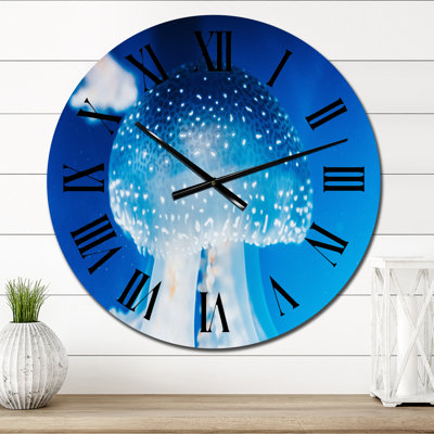Jolie et belle méduse dans l'eau bleue - Horloge murale nautique et côtière
