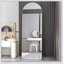 Miroir pleine grandeur de 4ème génération fixé au sol avec cadre en alliage d'aluminium arqué, parfait pour la salle de bain et la chambre à coucher