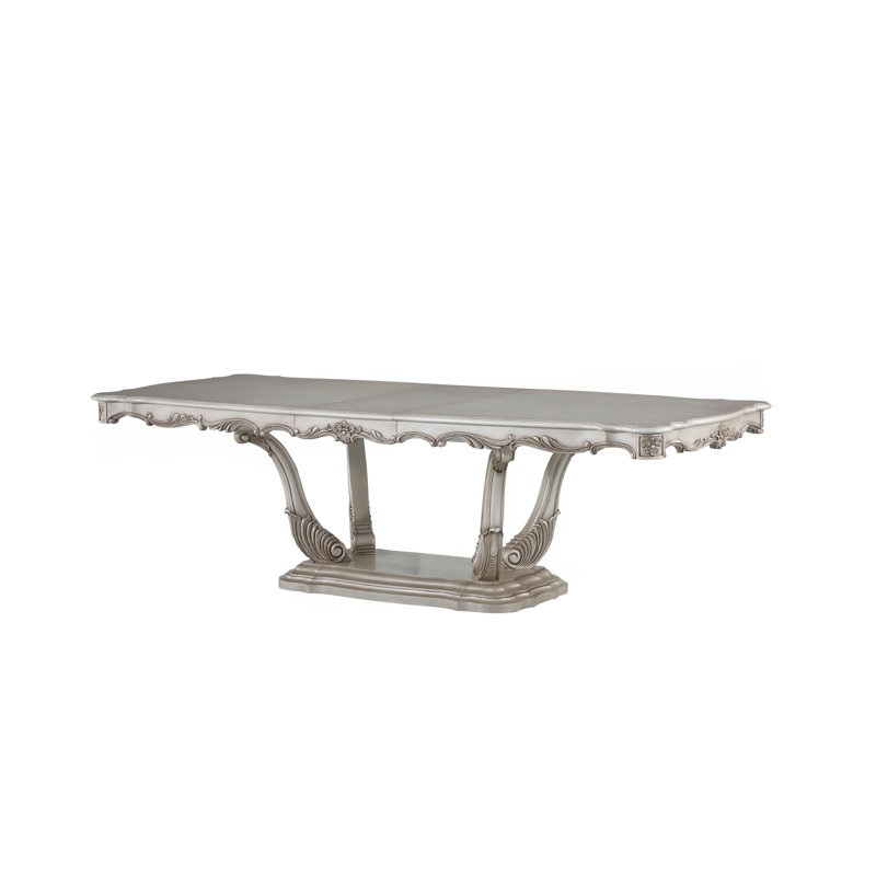 Table de salle à manger exquise dorée avec des détails opulents pour les cadres formels