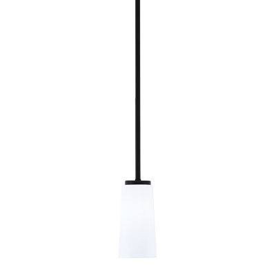 Suspension Arrigo Stem Hung Mini présentée en finition noir mat avec verre opale blanc de 12,7 cm de largeur x 24,8 cm de hauteur