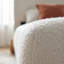 Élégant grand lit tapissier Boucle - centre de chambre blanc luxueux, aucun sommier nécessaire