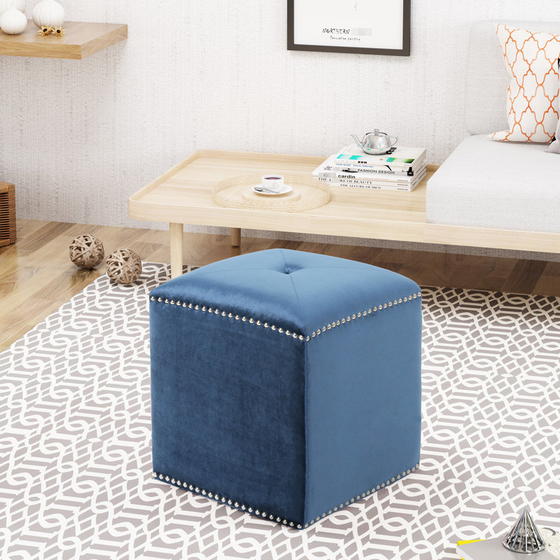 Carré avec velours doux et bordure cloutée - luxueux coussin bleu foncé