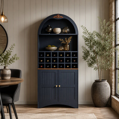 Meuble à vin arqué en bois avec casier à vin amovible, surface en MDF anti-rayures, étagères réglables et conception anti-basculement pour salon et salle à manger