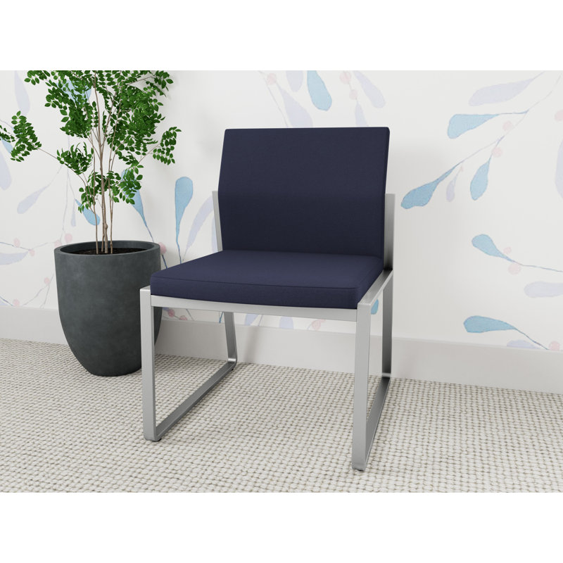 Chaise d'invité sans accoudoirs Gansett, Argent, Portes ouvertes en tissu bleu marine