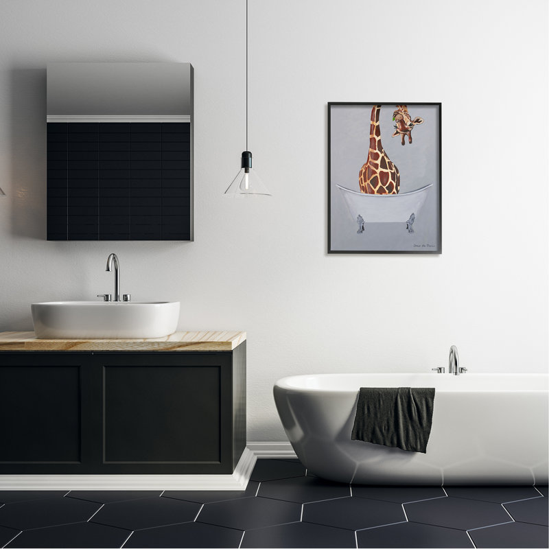 Drôle de girafe avec baignoire et cou par Coco de Paris - Peinture, H 30 po x l 24 po x P 1,5 po, Giclée encadrée noir minuit