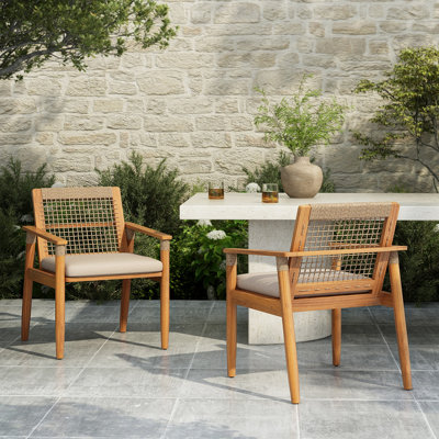 Ensemble de 2 chaises de salle à manger d'extérieur, fauteuil de patio en bois d'acacia avec dossier et accoudoirs multicolores en corde brune et coussin lavable beige, pour cour, piscine, jardin, teck clair
