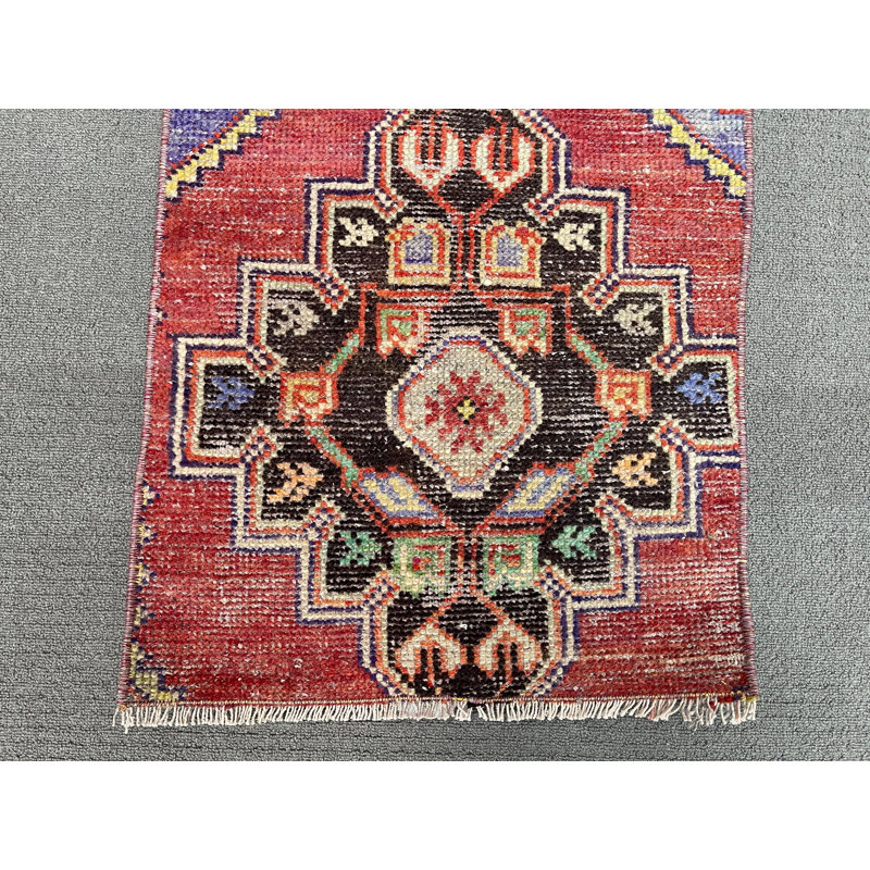 Tapis classique en laine rouge 17,7 x 38,2 po Classic
