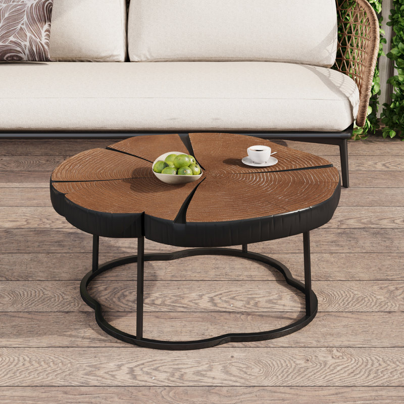 Table basse centrale irrégulière de 68,5 cm (27 po) avec plateau, finition bois rustique, structure en métal noir, charge maximale de 60 kg (132 lb), idéale pour un coin créatif. Des tons contemporains et naturels.