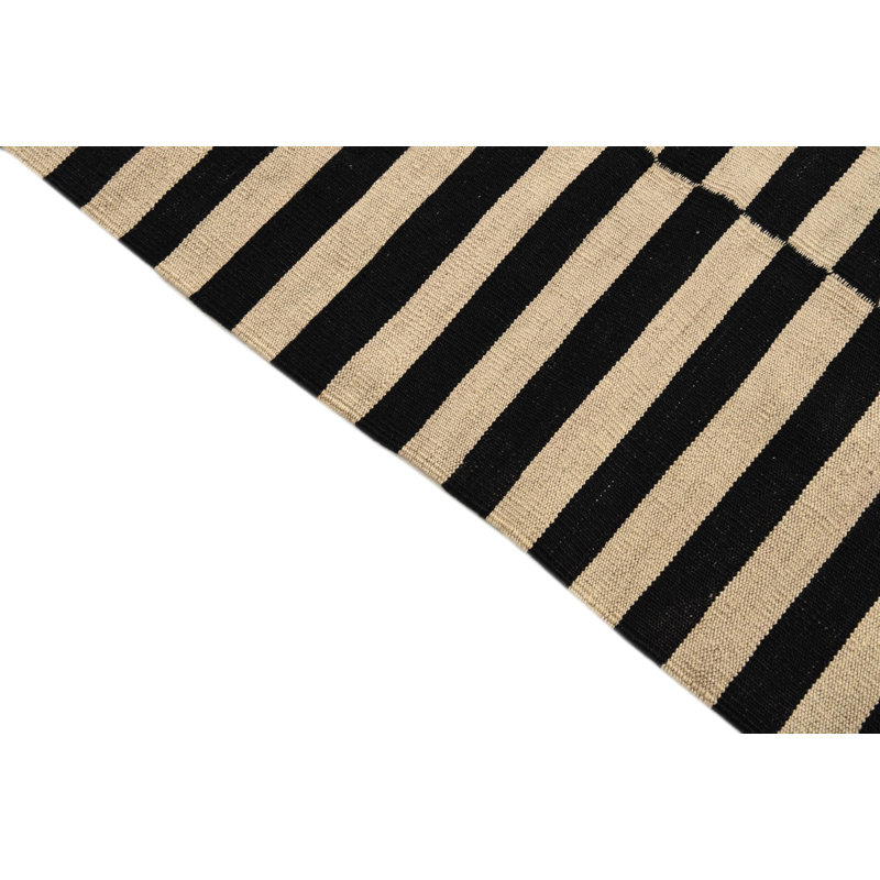 Tapis noir et blanc 4 x 6 Petrella
