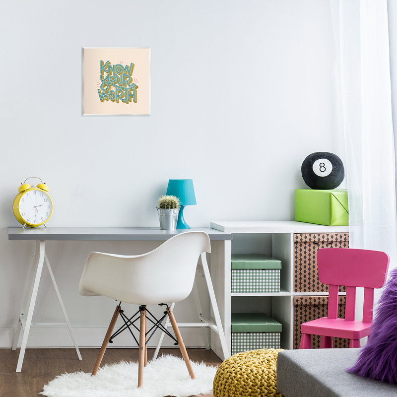 «Know Your Worth Green» sur plaque murale beige, design par Sarah Hickman