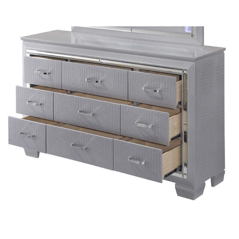 Commode moderne à neuf tiroirs avec détails en faux cristal et miroir biseauté, quincaillerie chromée pour un rangement élégant