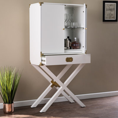 Chic White Bar - Organisez et recevez de manière moderne une grande armoire à ustensiles de porcelaine fine avec du matériel