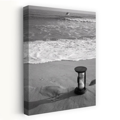 1960s, nature morte, de, sablier, à, bord, de, plage, sable, à, vagues, lavage, sur, rivage, et, bateau moteur, passer, offshores, tempus fugit, abstrait, classique, ré ...