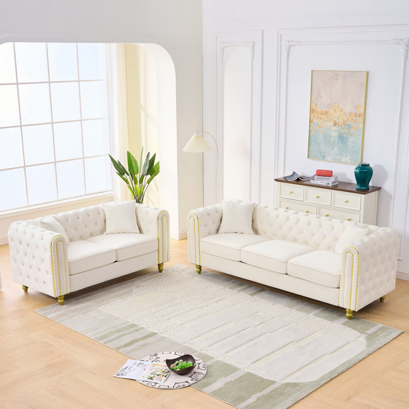 Velours beige avec 5 sièges, accoudoirs roulés à boutons et décor doré, structure en pin capitonnée à 3 + 2 places, passepoil, idéale pour le salon principal