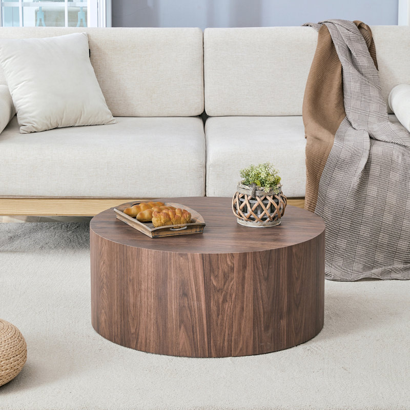 Une simple table basse cylindrique seulement la table, pas de chaises., Noyer foncé