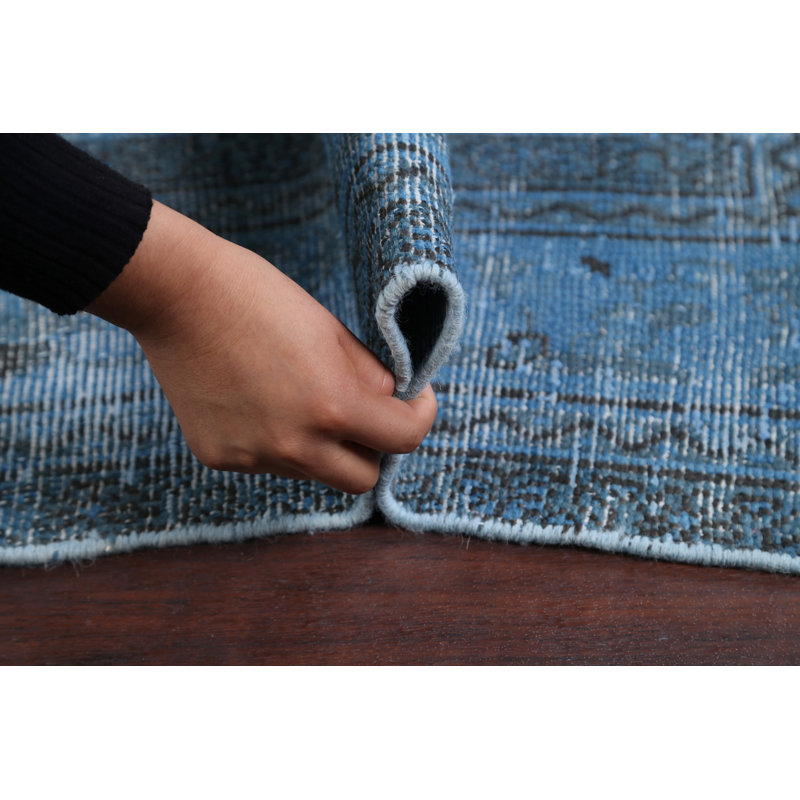 Tapis bleu en laine noué à la main de conception unique 6 pi 8 po x 9 pi 6 po années 1960
