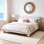 Lit plateforme tapissier contemporain à profil bas, grand lit, tissu molletonné Teddy avec tête de lit courbée et pieds en bois massif, sans sommier tapissier, blanc