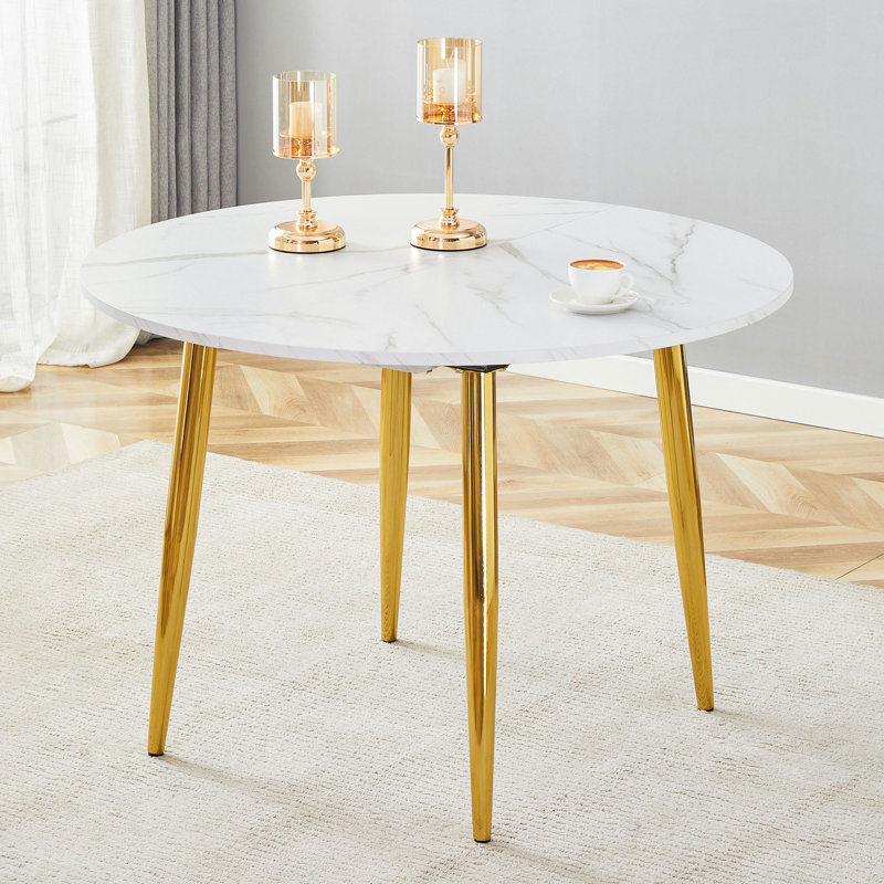 Doté d'un mécanisme rétractable intelligent, le plateau de table en panneau de fibres à densité moyenne et les pieds en métal doré offrent une surface lisse et délicate. Le look unique crée la silhouette élégante d'une maison moderne.