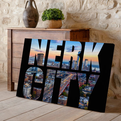 "Toile", créant une image visuellement frappante avec une représentation typographique audacieuse de New York avec chaque lettre
