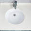 Lavabo blanc ovale en céramique - encastré, chauffant, teint, rayé, rouille avec trop-plein pour la décoration