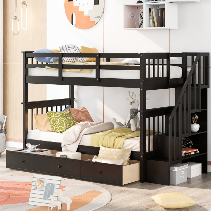 Lit superposé Twintwin avec trois tiroirs. Fabrication. Offre un espace de couchage supplémentaire. Rangement sous l'escalier pour l'organisation. Polyvalent, il peut être séparé en deux lits. Barrières de sécurité et tête sécuritaires. Sans boîte
